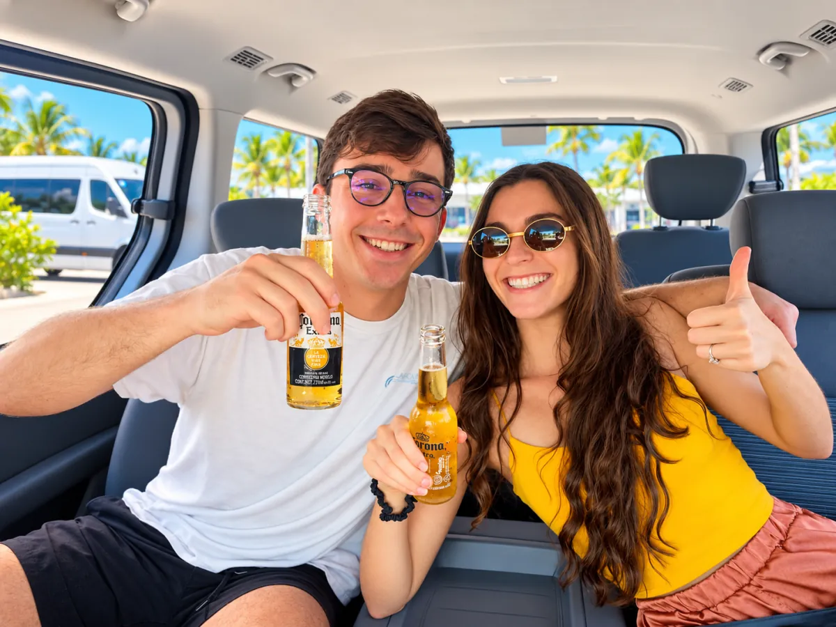 Pareja disfrutando su traslado privado en Cancún