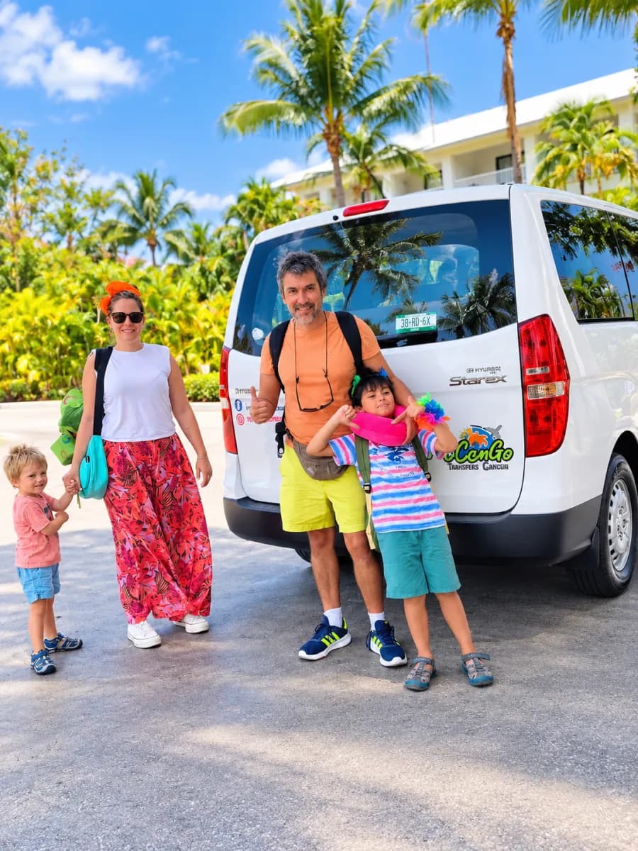 Familia frente a su transporte privado en Cancún