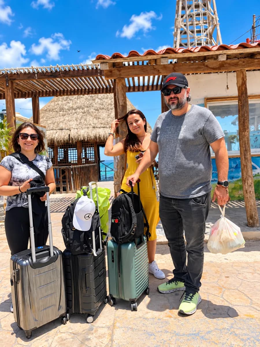 Viajeros con equipaje al llegar a su hotel