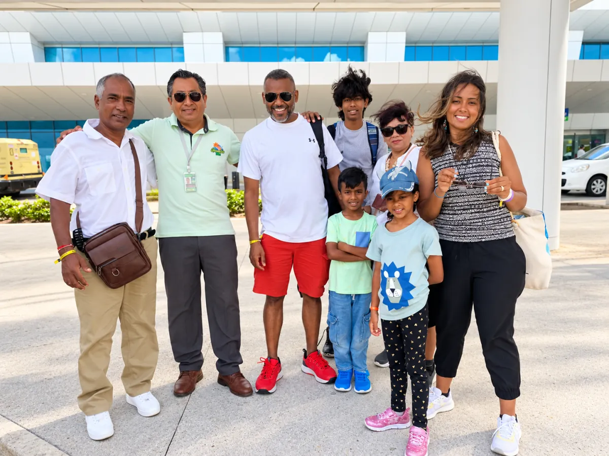 Familia recibida por el equipo de traslado en el aeropuerto