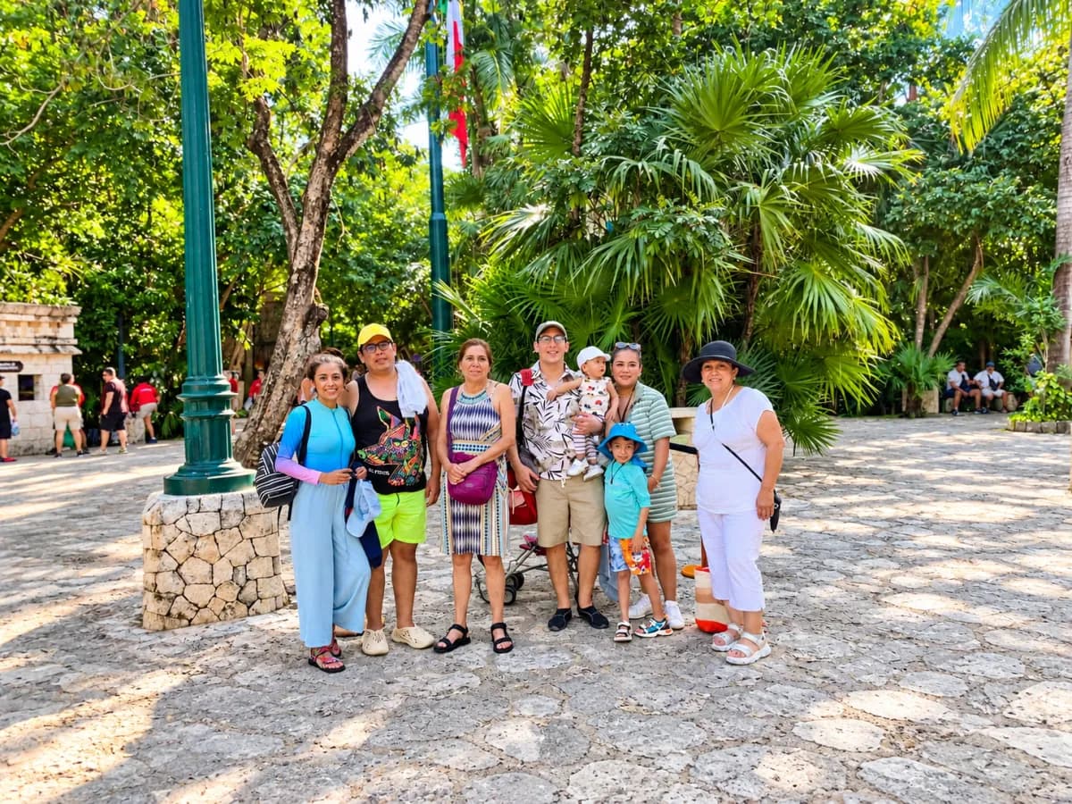 Familia durante una excursión en la Riviera Maya