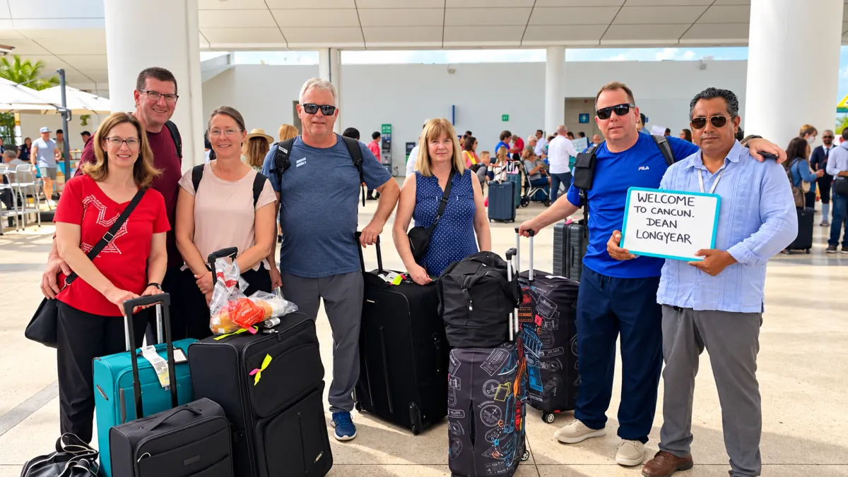 Grupo de pasajeros recibido en el Aeropuerto de Cancún