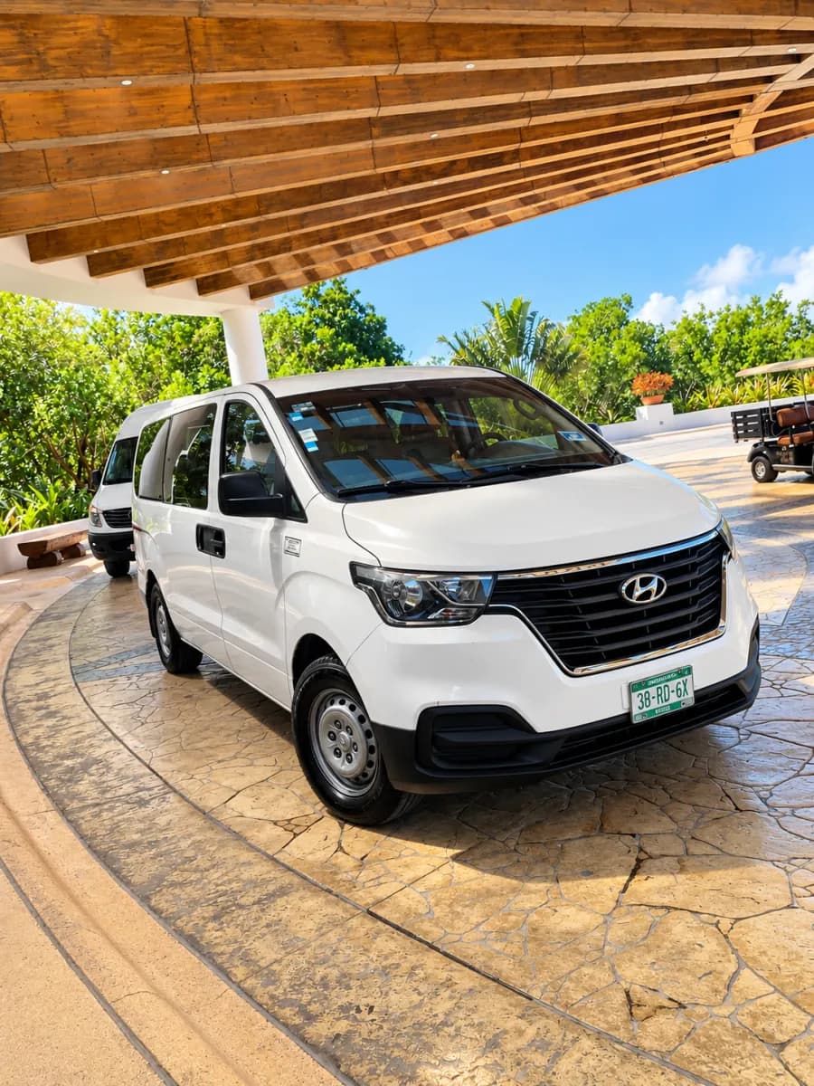 Van privada esperando en la entrada de un resort