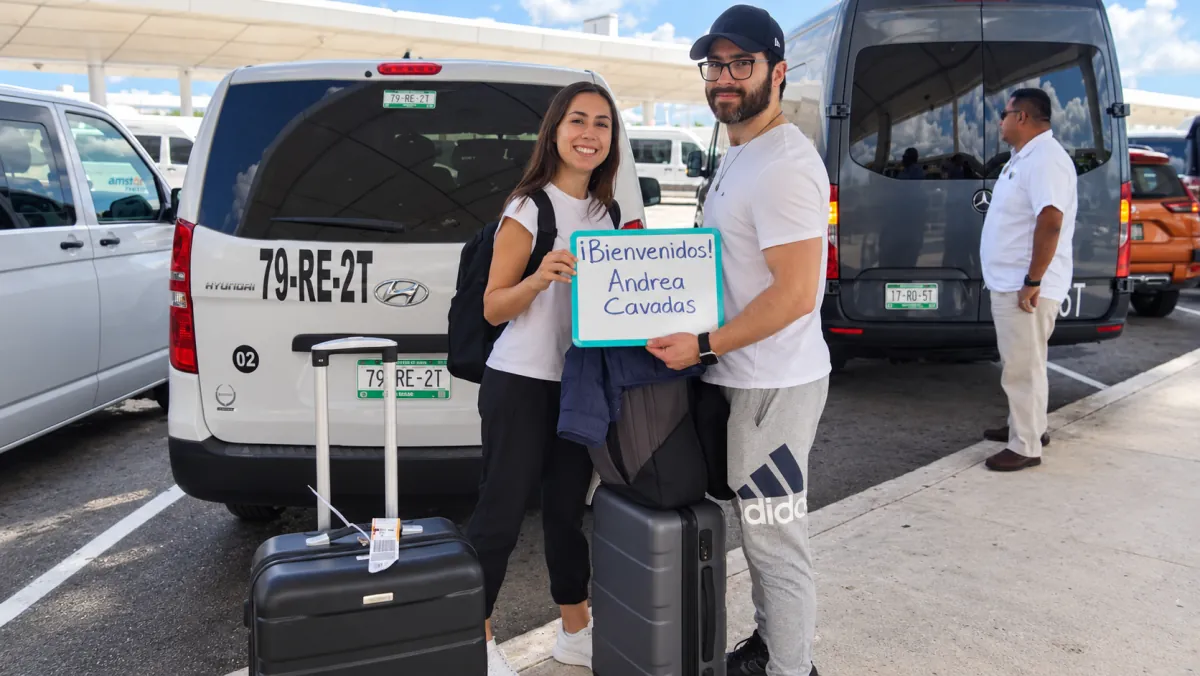 Pareja lista para abordar su traslado en el aeropuerto